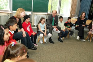 Der Erste Kreisbeigeordnete Dr. Karsten McGovern (Mitte) schaute sich interessiert an, was die Kinder in Stadtallendorf während der Hausaufgabenhilfe machen. (Foto: Landkreis)